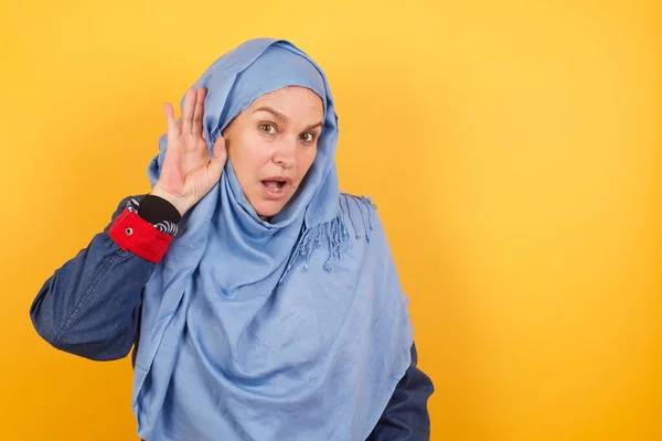 God Funny Astonished Middle Aged Muslim Woman Hijab Opening Mouth — Stock Photo, Image