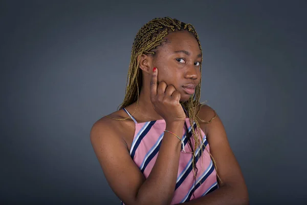 Düşünceli Genç Afrikalı Amerikalı Kadın Gri Arka Planda Ele Tutuşuyor — Stok fotoğraf