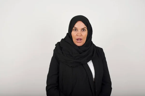 Atrakcyjna Młoda Muzułmanka Czarnym Hidżabie Oszołomiona Zszokowana Otwartymi Ustami Opadniętą — Zdjęcie stockowe