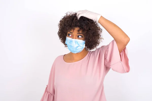 Mulher Vestindo Máscara Facial Roupas Casuais Com Mão Cabelo Isolado — Fotografia de Stock