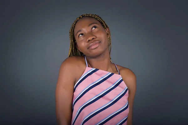 Retrato Mujer Afroamericana Mirando Hacia Arriba Con Enigmática Sonrisa Mientras —  Fotos de Stock