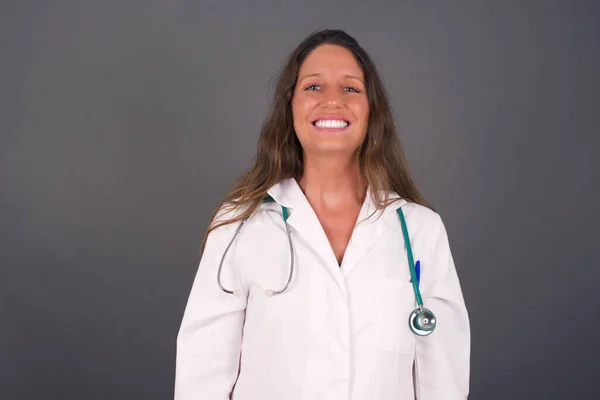 Junge Schöne Ärztin Medizinischer Uniform Mit Breitem Weißen Lächeln Aufgeregt — Stockfoto