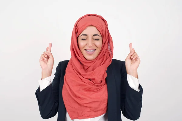Tenho Ganhar Mulher Muçulmana Bonita Alegre Usa Blazer Preto Hijab — Fotografia de Stock
