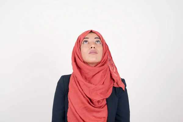 Porträtt Vacker Muslimsk Kvinna Bär Svart Blazer Och Hijab Tittar — Stockfoto