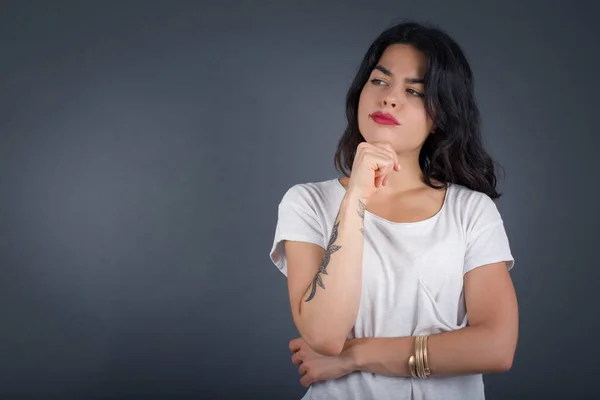 Retrato Isolado Jovem Mulher Europeia Elegante Com Mão Sob Queixo — Fotografia de Stock