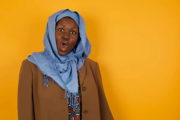 Jeune Femme Musulmane Afro Américaine Séduisante Ayant Regard Stupéfait Choqué — Photo
