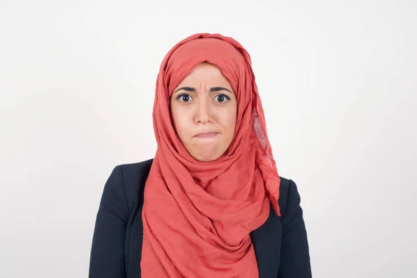 Vacker Muslimsk Kvinna Bär Svart Blazer Och Hijab Desperat Och — Stockfoto