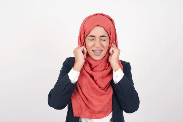 Stop Making Annoying Sound Headshot Unhappy Stressed Out Beautiful Muslim — Stock Photo, Image