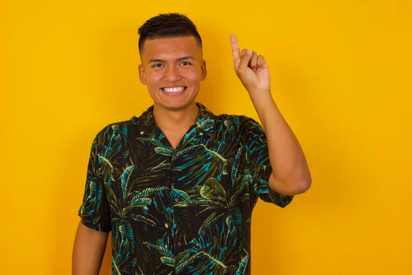 Mladý Hispánec Stojí Zdi Ukazuje Ukazuje Prsty Číslo Jedna Usmívá — Stock fotografie