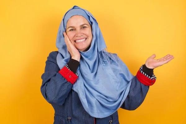Pozytywne Zadowolony Średnim Wieku Muzułmanka Hidżabie Mówi Wow Jak Ekscytujące — Zdjęcie stockowe