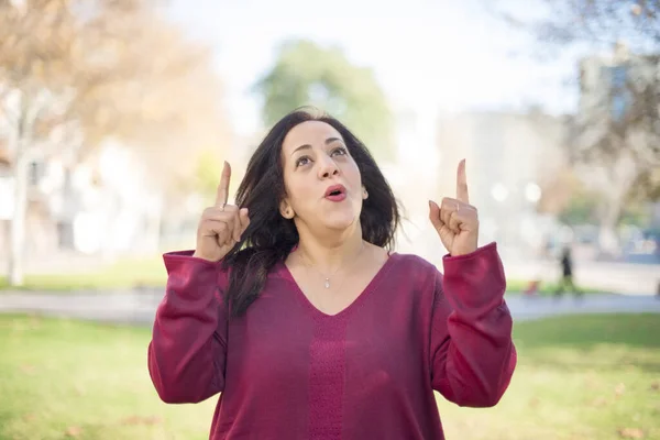 Belle Femme Arabe Âge Moyen Pointant Vers Haut Dans Parc — Photo