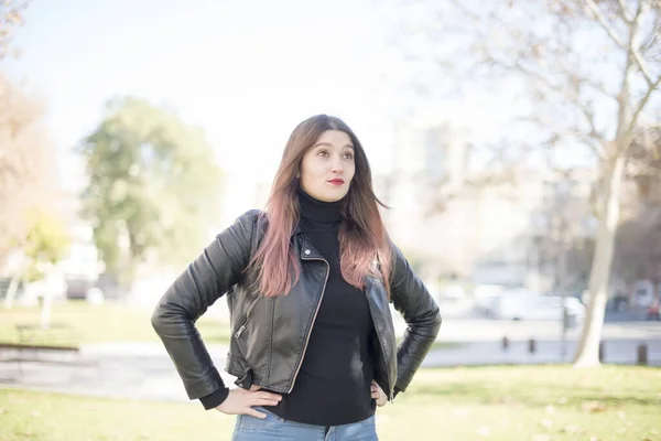 Jovem Bela Mulher Olhando Para Longe Parque — Fotografia de Stock