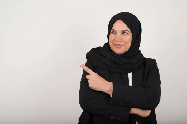 Ładna Muzułmanka Czarnym Hidżabie Pozująca Przed Kamerą Podstępnym Wyglądem Gestem — Zdjęcie stockowe