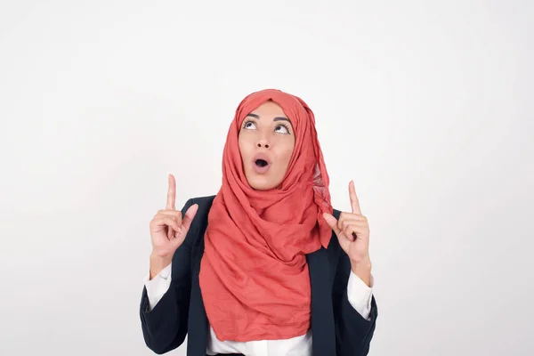 Retrato Bela Mulher Muçulmana Usa Blazer Preto Hijab Sobre Fundo — Fotografia de Stock