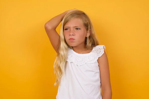 Bonito Menina Vestido Rosa Contra Fundo Estúdio Amarelo Confuso — Fotografia de Stock