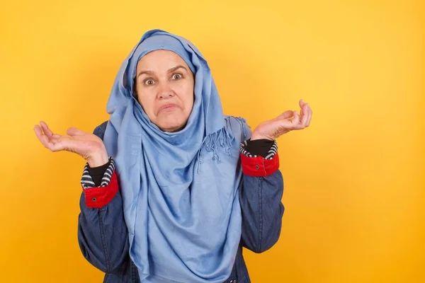 Beautiful Middle Aged Muslim Woman Hijab Doubt Expression Confuse Wonder — Stock Photo, Image