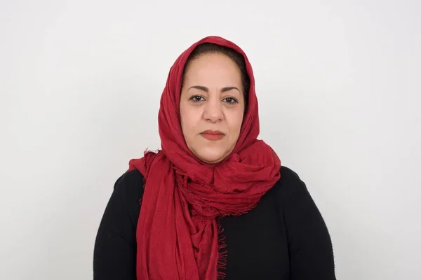 Taillierte Aufnahme Einer Fröhlichen Reifen Muslimischen Frau Die Die Kamera — Stockfoto