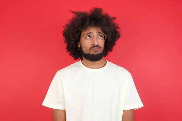 Joven Con Pelo Afro Mirando Hacia Arriba Contra Pared Roja — Foto de Stock