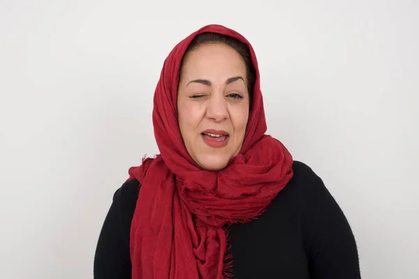 Orta Yaşlı Başörtüsü Takan Bir Arap Kadın Stüdyoda Poz Veriyor — Stok fotoğraf