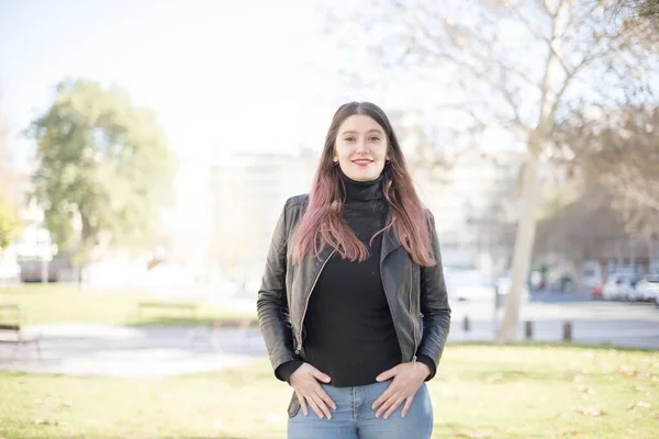 Joven Hermosa Mujer Parque — Foto de Stock