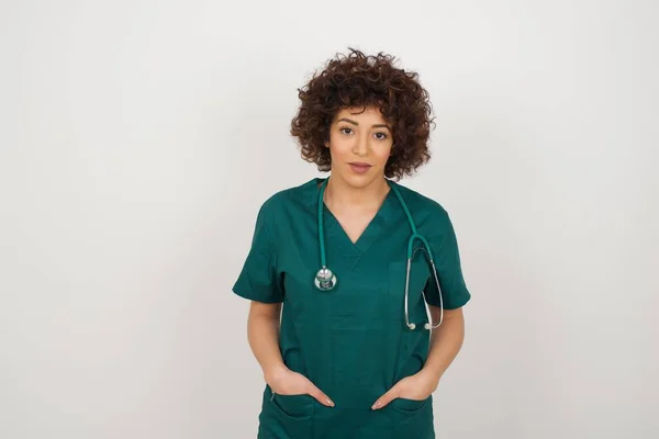 Vacker Arabiska Läkare Kvinna Bär Medicinsk Uniform Över Isolerad Bakgrund — Stockfoto