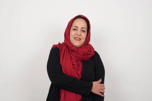 Positieve Menselijke Gezichtsuitdrukkingen Emoties Geïsoleerde Opname Van Volwassen Moslim Vrouw — Stockfoto
