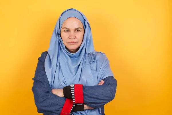 Picture Angry Middle Aged Muslim Woman Hijab Standing Isolated Bright — Stock Photo, Image