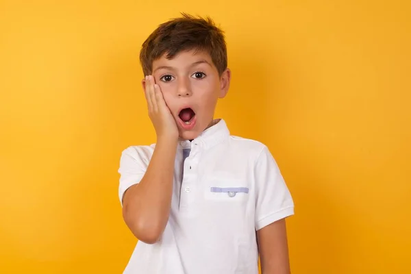 Bonito Confuso Menino Contra Amarelo Parede — Fotografia de Stock