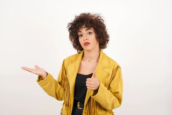 Joven Mujer Alegre Feliz Mostrando Pulgar Hacia Arriba Señalando Con —  Fotos de Stock