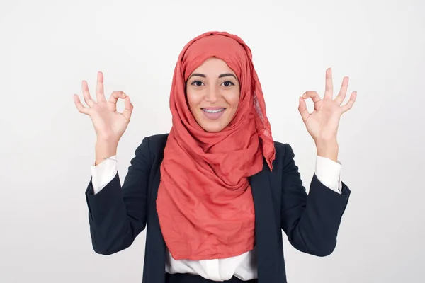 Glad Beautiful Muslim Woman Wears Black Blazer Hijab Shows Sign — Stock Photo, Image