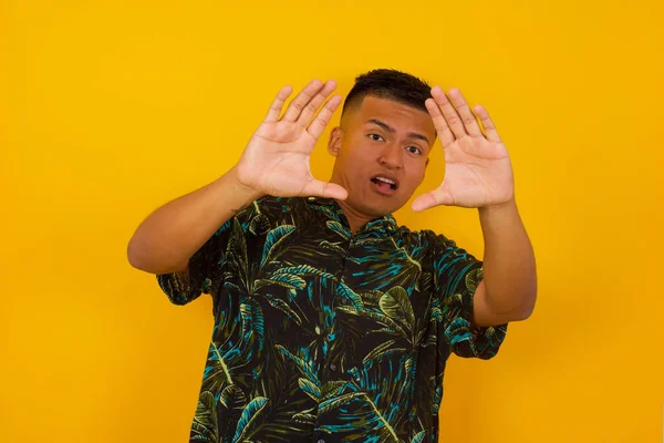 Tatmin olmayan İspanyol erkek model kaşlarını çatar, iğrenç bir ifadeye sahiptir, dilini gösterir, itaatsizliğini gösterir, birilerine kızar, reddedenler bir şeyler yapar. İnsanlar ve olumsuz yüz ifadeleri