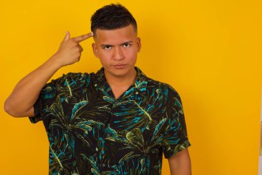 Mutsuz ispanyol dudaklarını kıvırıyor ve intihar jesti yapıyor, her şeyden bıkıyor, sinagogda elle çekim yapıyor, stüdyo arka planına karşı izole edilmiş. Erkek jestleri kapalı alanda kendini öldürmeye çalışır.