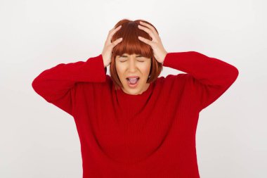 Şok olmuş, şık giyinmiş, el ele tutuşmuş, umutsuzluk ve hüsran içinde çığlık atan kız uçağa geç kaldığında gözleri dehşet içindeydi, ağzı açıktı.