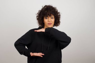 Kadın izole edilmiş arka planda, ellerinde ölçü sembolü olan bir kadın.. 