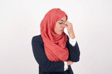 Çok üzgün, çekici, güzel Müslüman kadın siyah ceket giyiyor ve burnuna tesettür takıyor açık havada duruyor, ağlamak istiyor, stresli bir ilişkisi var, sevgilisiyle anlaşmazlık yaşıyor, işiyle ilgili sorunları var.