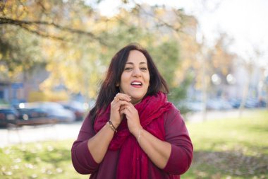 Güzel orta yaşlı Arap kadın parktan memnun.  