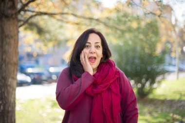 Parkta kafası karışmış orta yaşlı, güzel bir Arap kadın.  