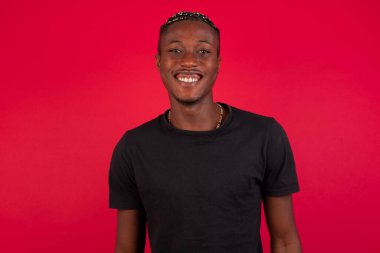 Geniş beyaz gülüşü olan yakışıklı genç adam arkadaşlarıyla tanışacağı için heyecanlanıyor ve güzel bir gün geçirmek için dışarı çıkıyor..