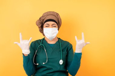 Bu dünyayı sallamak için doğmuşum. Yeşil üniformalı, neşeli, genç, güzel, Müslüman doktor kadın yüksek sesle bağırıyor ve kollarını kaldırarak ya da rock hareketleriyle gösteriyor. Konserde olmanın verdiği heyecanı dile getiriyor..