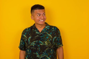 Tüh! Özel görünümlü İspanyol erkek portresi dişlerini sıkar ve kafa karıştırıcı bir şekilde yana bakar. Hatasını fark eder. Reklam ve promosyon geçmişiniz için fotokopi alanına karşı poz verir..