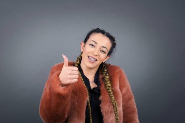 Mutlu gülümseyen başarılı genç bir kadının portresi. Olumlu insani duygu yüz ifadesi vücut dili