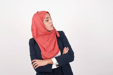 Üzgün, güzel Müslüman bir kadın, siyah ceket giyiyor ve tesettürlü, kapalı bir yerde kollarını kavuşturmuş duruyor. Kötü haberleri dinledikten sonra hayal kırıklığına uğramış bir ifadeyle bakıyorum. Kendine güvenen kız..