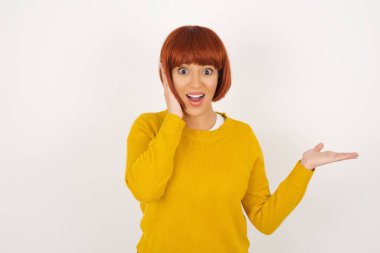 Süveter giyen genç ve güzel bir kadın, 