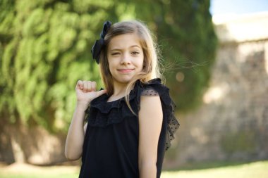 Neşeli, güzel Avrupalı genç kızın yakın çekimi neşeli, tatmin olmuş ve kendinden emin görünüyor.