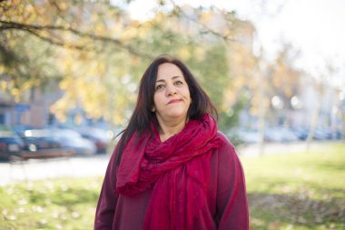 Parkta düşünen orta yaşlı güzel bir Arap kadın.  