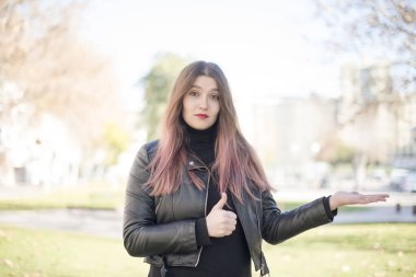 Parkta genç ve güzel bir kadın.