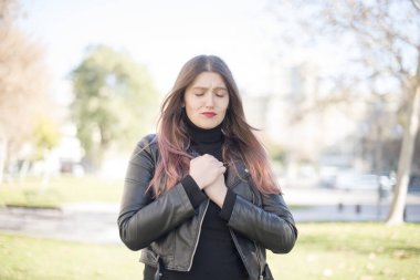 Parktaki genç, güzel, üzgün kadın