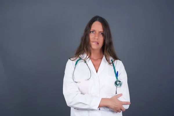 Isolado Retrato Elegante Jovem Médico Europeu Mulher Mordendo Boca Olhando — Fotografia de Stock