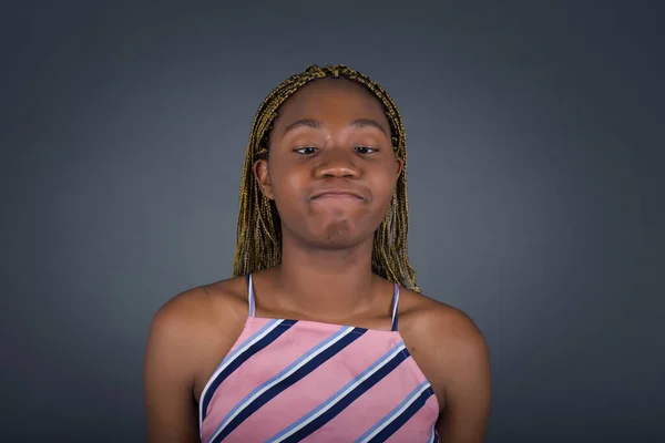 Komik Genç Afro Amerikan Kadın Gözlerini Şaşı Yapar Dudaklarını Büzüştürür — Stok fotoğraf