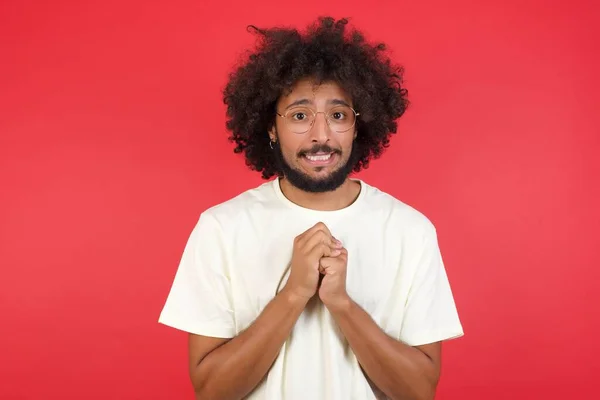 Junger Mann Mit Afro Haaren Sagt Bitte Gegen Rote Wand — Stockfoto